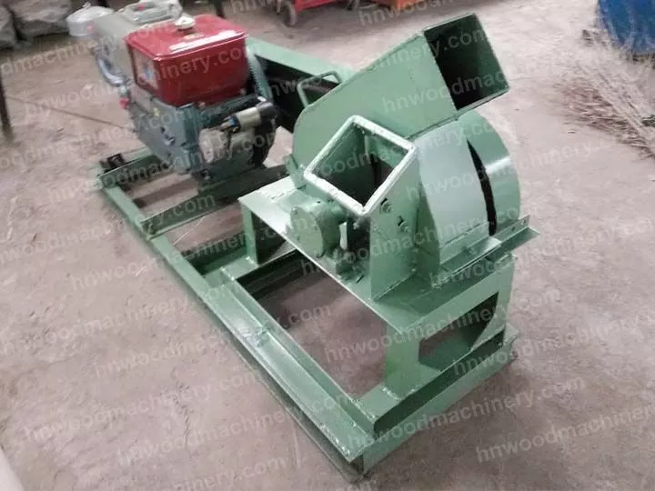 Wood chipping machine